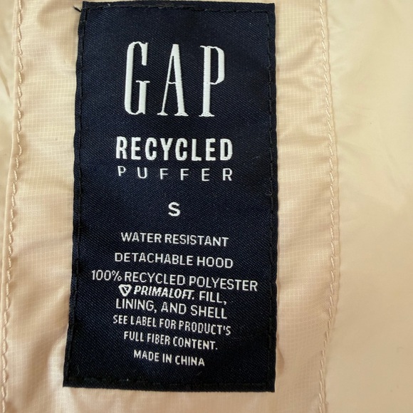 Gap heavyweight puffer vest in an off-white color with detachable oversized hood - Picture 3 of 5